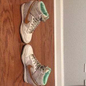 Nike sky high dunk limited edition gold